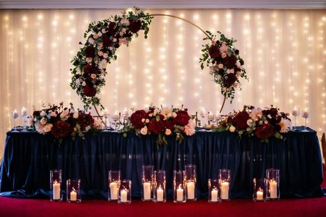 Navy blue gold table red flowers Blue Gold And Red Wedding Theme, Navy Blue Burgundy Gold Wedding Decor, Burgundy And Navy Wedding Table Setting, Wedding Decorations Navy Blue, Wedding Bridal Table, Main Table Wedding, Wedding Reception Head Table, Navy And Burgundy Wedding, Blue Wedding Receptions