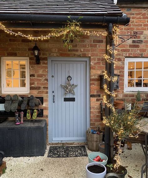 Christmas Door Aesthetic, Small House Christmas Lights Outdoor, Brick House Exteriors, British Style Home, Saving Motivation, Apartment Apothecary, Entry Door Decor, Cottage Style Christmas, Sankta Lucia