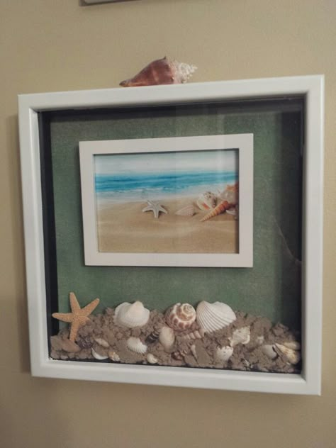 Sand And Seashell Display, Coastal Shadow Box Ideas, Shell Pictures Ideas, Creative Shadow Box Ideas, Vacation Seashell Ideas, Seashell And Sand Display, Beach Shadow Box Ideas Diy, Shadow Box With Sea Shells, Seashell Memory Craft