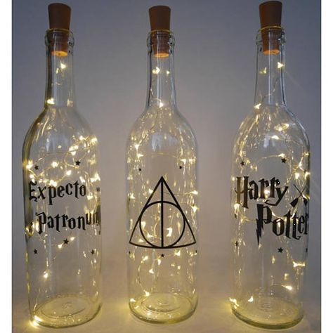 #harry potter #wine bottles #led lights Harry Potter Motto Party, Harry Potter Diy Crafts, Harry Potter Weihnachten, Baby Harry Potter, Harry Potter Christmas Decorations, Harry Potter Halloween Party, Baby Shower Party Gifts, Citate Harry Potter, Cumpleaños Harry Potter