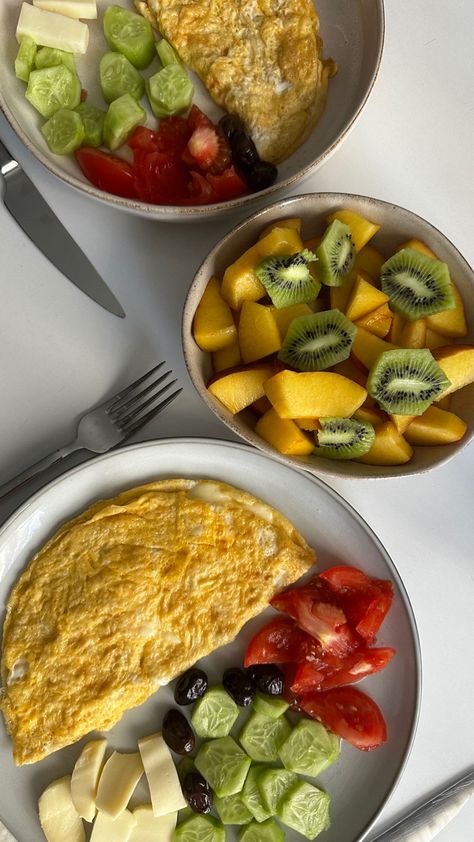 #healthy #omelette #fruits #breakfast Healthy Breakfast Plate, Omelette Healthy, Keto Fast Food Options, Fruits Breakfast, Fit Breakfast, Healthy And Easy Breakfast, Healthy Omelette, Healthy Recipes Breakfast, Saturday Breakfast