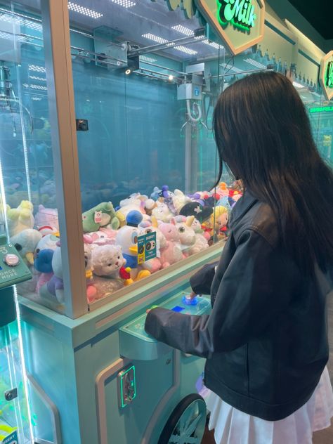 Arcade Poses With Friends, Claw Machines Aesthetic, Game Arcade Aesthetic, Dating Show Aesthetic, Arcade Reference, Arcade Aesthetic Friends, Arcade Date Aesthetic, Arcade Games Aesthetic, Arcade With Friends