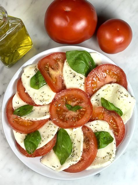 Savor the simplicity of this Caprese salad. A quick, no-cook platter of tomatoes, mozzarella, and basil that turns an ordinary day into extraordinary. Your delicious escape is just minutes away. Mozzarella Tomato Salad, Tomatoes And Mozzarella Caprese, Fresh Mozzarella Tomato And Basil, Tomatoe Basil Mozzarella, Mozzarella Cherry Tomato Basil, Salami Chips, Tomato Mozzarella Basil, Flavored Olive Oil, Pancakes From Scratch