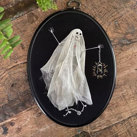 Vampire Embroidery, Goth Embroidery, Gothic Embroidery, Dark Embroidery, Embroidery Skull, Skull Embroidery, Idee Cricut, Halloween Embroidery, Hand Embroidery Projects