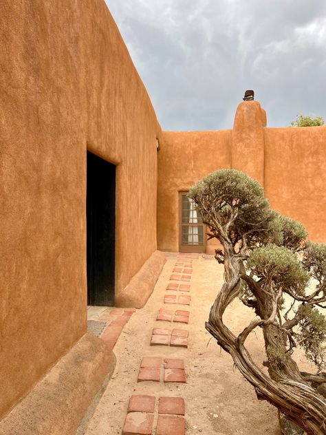 Lime Plaster Exterior Walls, Traditional Mud House, Mud Brick Architecture, Moroccan Tadelakt Plaster, Mud Wall, Mud Plaster, Georgia Okeeffe, Feed Insta, Magical Home