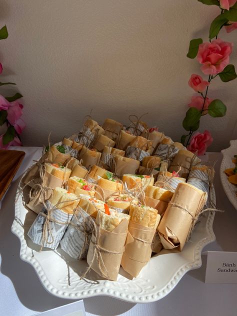 Display Sandwiches Party Ideas, Baguette Wrapped In Paper, Sandwiches Birthday Party, Sandwiches Wrapped In Paper, Sandwich Wrapped In Paper, Sandwich Catering Ideas, Picnic Food Sandwiches, Mini Bahn Mi, Sandwich Picnic Ideas