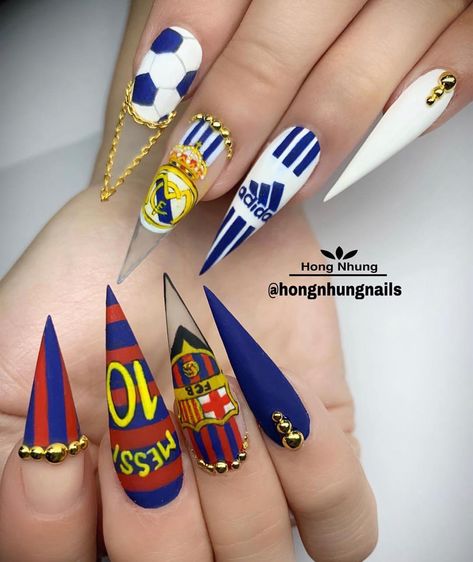 Love it!!! 😍😍 Nails done by @hongnhungnails BARCELONA OR REAL MADRID Real Madrid Nails, Colombian Nails, Barcelona Nails, Race Nails, Soccer Nails, Football Nail Art, It Nails, Football Nails, America Nails