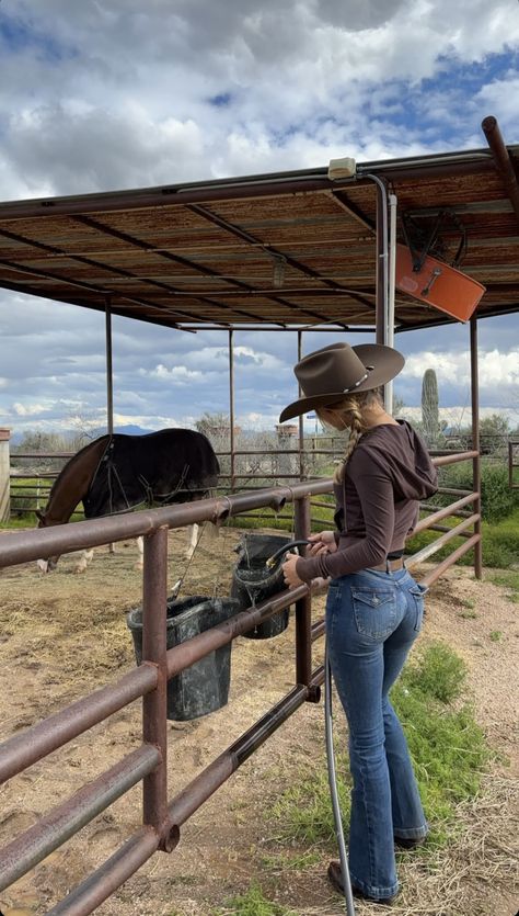 Ranch Outfits For Women, Ranchero Outfits Women, Miley Stewart Summer, Zoo Outfit, Cowgirl Photoshoot, Miley Stewart, Farm Clothes, Southern Outfits, Hat Outfit