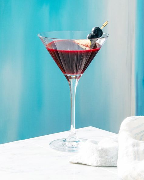 The blueberry martini is full of sweet tart, pure fruity flavor! Berries, vodka and lime make a memorable cocktail. #blueberry #martini #blueberrymartini #blueberrycocktail #blueberrydrink #cocktail #summerdrink #summercocktail Cocktail Blueberry, Blueberry Martini, Blueberry Drinks, Blueberry Margarita, Blueberry Cocktail, Martini Recipes Vodka, Boo Berry, Blueberry Vodka, Blueberry Mojito