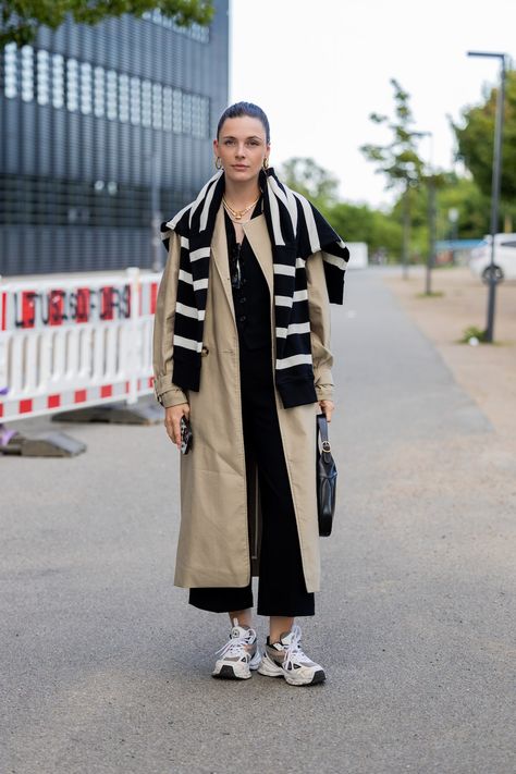 The Best Street Style Looks From Copenhagen Fashion Week Spring 2023 New Era Outfit, Fashion Week Spring 2023, Copenhagen Fashion Week Street Style, Preppy Mode, Spring Ootd, Spring 23, Sneakers Street Style, Copenhagen Fashion, Fall Styles