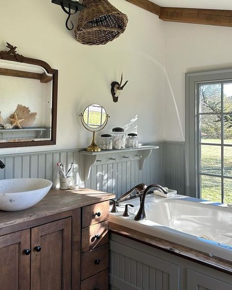 Megan Miller (@megan.d.miller) • Instagram photos and videos Minimal Bathroom Design, Megan Miller, European Bathroom, Neutral Bathroom Decor, Cottage Bath, Minimal Bathroom, Simple Bathroom Decor, Modern Rustic Decor, Cottage Bathroom