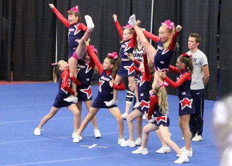 Easy Cheer Stunts, Easy Cheers, Cheer Pyramids, Cool Cheer Stunts, Cheerleading Ideas, Cheer Dance Routines, Cheer Season, Kids Cheering, Youth Cheer