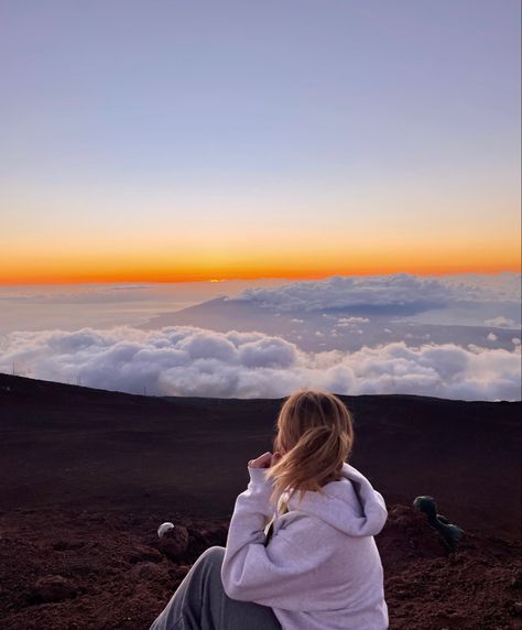 Hawaii Maui Photography, Mauna Kea Sunset, Hawaii Above The Clouds, Haleakala National Park Sunrise, Haleakala National Park Sunset, Fall In Hawaii, Hawaii Instagram Pictures Kona, Maui Hawaii Pictures, Hawaii Aesthetic Maui