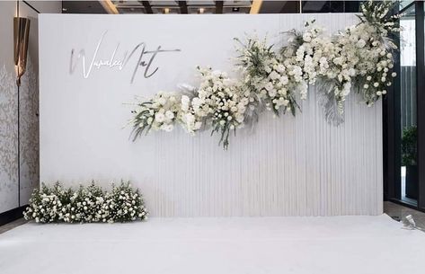 Venue Styling Wedding, White Wall Wedding Backdrop, Minimal Wedding Stage Decor, Wedding Reception Backdrop Elegant, Minimal Wedding Backdrop, Elegant Wedding Backdrop, White Wedding Backdrop, Pastel Wedding Theme, Reception Stage Decor