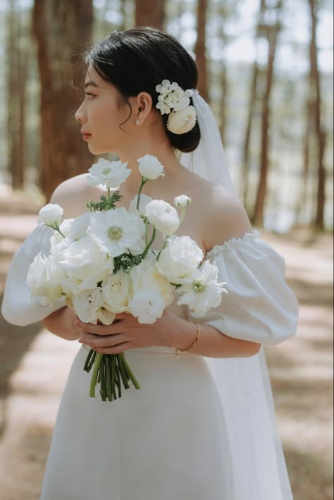 Single Stem Bride Bouquet, Modern White Rose Bouquet, Micro Wedding Bouquet, Simple White Bridal Bouquet, Cosmo Bouquet, White Bouquet Wedding, Modern Bridal Bouquets, Elegant Wedding Bouquets, Simple Wedding Bouquets