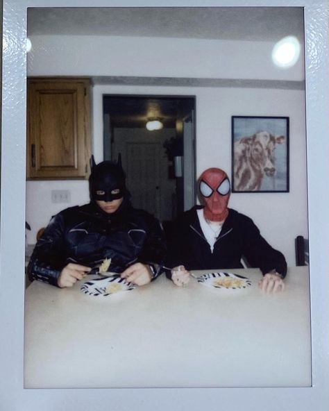 Halloween Tiktok, Spiderman Aesthetic, Spider Man Halloween, Batman Halloween, Aesthetic Polaroid, Spiders Funny, Batman Pictures, Batman Spiderman, Funny Poses