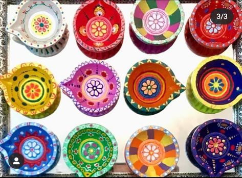 Small Diya Painting, Dia Painting Ideas For Diwali, Hand Painted Diyas, Diwali Panti Design, Diya Decoration Ideas With Paint, Diwali Diya Painting Ideas, Diya Designs Painting, Earthen Pot Painting Ideas, Diya Pic