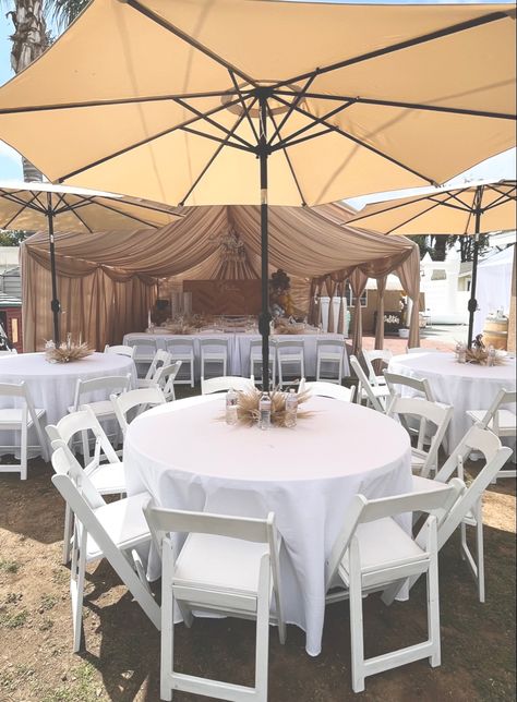 Table With Umbrella Outdoor Party, Round Tables With Umbrellas Party, Round Table With Umbrella Centerpiece, Pampa Arrangement, Umbrella Table Centerpiece, Umbrella Centerpiece, Baby Shower Table Set Up, Circle Patio, Round Table Centerpieces