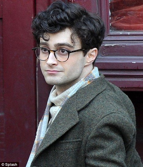 More hair today: Daniel Radcliffe sported a very different looking hair style on the set of Kill Your Darlings in Brooklyn, New York this morning Danielle Radcliffe, Marauders Characters, Daniel Jacob Radcliffe, Dan Radcliffe, Harry Potter Daniel Radcliffe, Daniel Radcliffe Harry Potter, Kill Your Darlings, Celebrity Sunglasses, Dane Dehaan