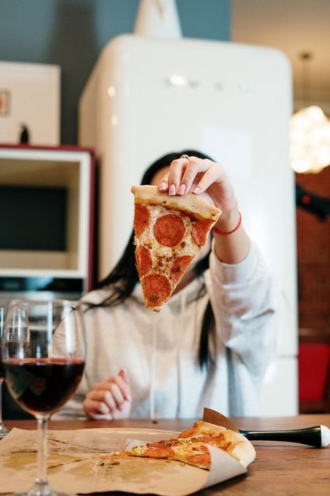 Photography In Restaurant, Pizza Place Photoshoot, Pizza And Beer Aesthetic, Pizza Photography Instagram, Pizza Aesthetic Pictures, Pizza Lifestyle Photography, Eating Pizza Photography, Pizza Shop Aesthetic, Pizza Photoshoot Ideas