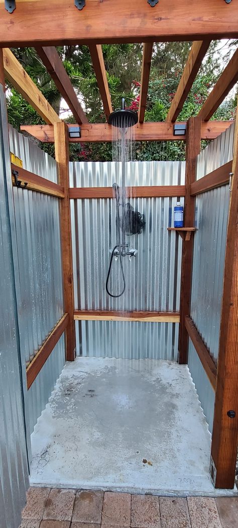 Outdoor Pool Decor, Outside Showers, Outdoor Shower Enclosure, Outdoor Shower Diy, Outdoor Bathroom Design, Outdoor Bath, Diy Shower, Outdoor Bathrooms, Pool Decor