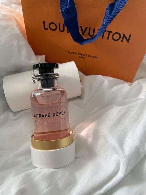 Koleksi Parfum, Lancome Perfume, Instagram Feed Tips, Shopping Pictures, Coffee Shop Photography, Hand Chain Jewelry, Perfume Display, Fragrances Perfume Woman, Perfume Collection Fragrance