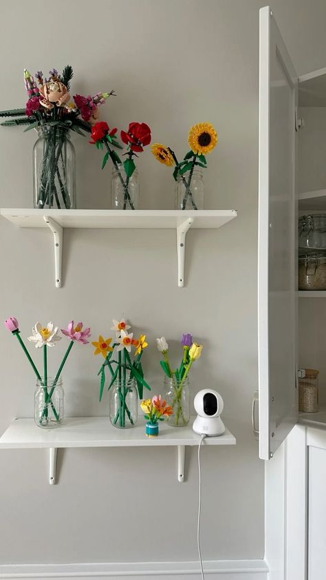 Ideas For Lego Display, Lego Flowers Room Decor, Legos In Room, Lego Flower Decor, Cute Lego Display, Lego Shelf Display Shelving Ideas, Lego Flower Display Ideas, Lego Flowers In Vase, Lego Botanical Collection Display