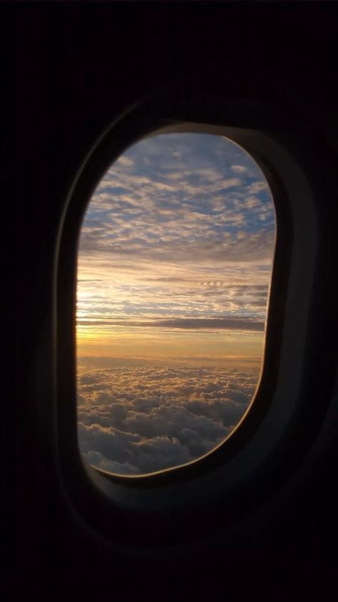 Plane Window View, Plane Photography, Plane Photos, Airplane Drawing, Plane Window, Airport Aesthetic, Travel Picture Ideas, Airplane Window, Travel Pictures Poses