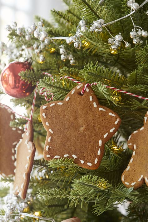 Gingerbread Cookie Garland Gingerbread Garland Diy, Fake Gingerbread Cookies, Gingerbread Man Garland, Icing For Gingerbread Cookies, Gingerbread Man Cookie Recipe, Gingerbread Garland, Bigger Bolder Baking, Modern Holiday Decor, Garland Diy