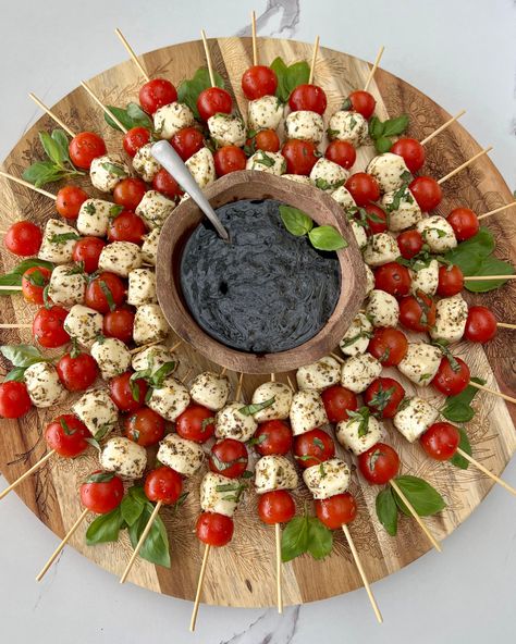 Christmas Caprese Wreath Mozzarella Tomato Basil Wreath, Caprese Salad Christmas Tree, Christmas Caprese Wreath, Christmas Tomato Mozzarella, Caprese Wreath Appetizer, Caprese Christmas Tree, Christmas Caprese Salad, Holiday Caprese, Caprese Salad Christmas