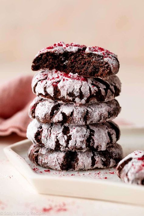 Just like chocolate crinkle cookies, but with the added flavor of raspberry jam and real raspberries, these chocolate raspberry crinkle cookies are soft-baked and chewy, deeply rich and fudgy, and coated in a raspberry-confectioners’ sugar topping that melts in your mouth. Recipe on sallysbakingaddiction.com Chocolate Crinkle Cookies Sallys Baking, Chocolate Raspberry Cookies Recipes, Dried Raspberry Cookies, Chocolate Raspberry Crinkle Cookies, Chocolate Orange Crinkle Cookies, Nutella Crinkle Cookies, Cookies For The Holidays, Fun Winter Desserts, Raspberry Crinkle Cookies