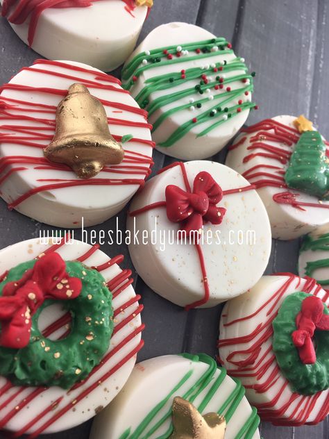 Chocolate Covered Holiday Treats, Chocolate Covered Oreos For Christmas, Decorated Chocolate Covered Oreos, Christmas Chocolate Dipped Treats, Christmas Chocolate Oreos, Christmas Treats Boxes Ideas, Christmas Oreos Dipped, Valentines Day Chocolate Covered Treats, Holiday Cakecicles