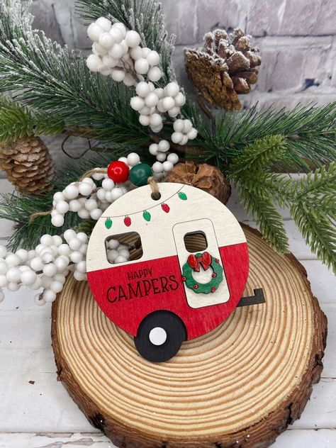 Classy Christmas Crafts for Adults: Handmade Holiday Decorations Handmade Wood Ornaments, Ornament Inspiration, Hand Painted Christmas Ornaments, Camper Christmas, Homemade Christmas Crafts, Christmas Bazaar, Christmas Stocking Hangers, Fall Centerpieces, Christmas Decorations Diy Crafts