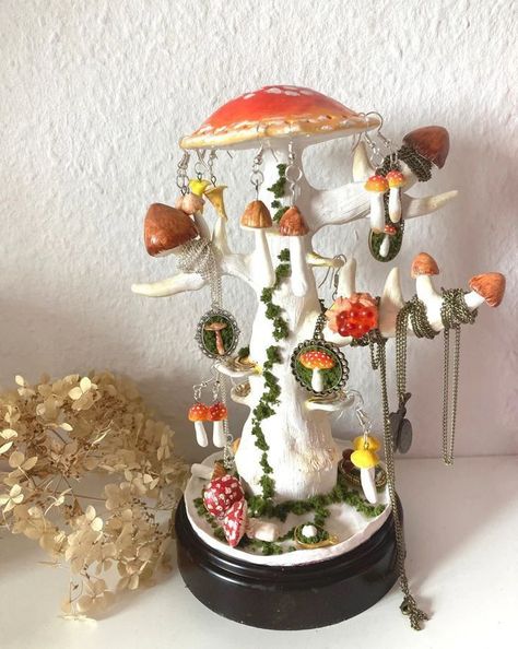 Goblincore Decor Ideas, Clay Jewelry Holder Ideas, Useful Things To Make Out Of Clay, Ceramic Earring Holder, Mushroom Earring Holder, Clay Jewelry Holder, Homemade Pottery, Mushroom Clay, Clay Jewellery Holder