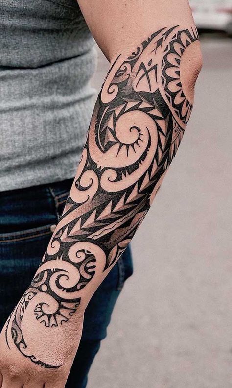 Tatuagem tribal: origem, significado e fotos inspiradoras - Minha Tatuagem Geometric Sleeve Tattoo, Forearm Band Tattoos, Polynesian Tattoo Designs, Maori Tattoo, Forearm Tattoo Men, Forearm Tattoos, Tattoo Styles, Inspirational Tattoos, Body Art Tattoos