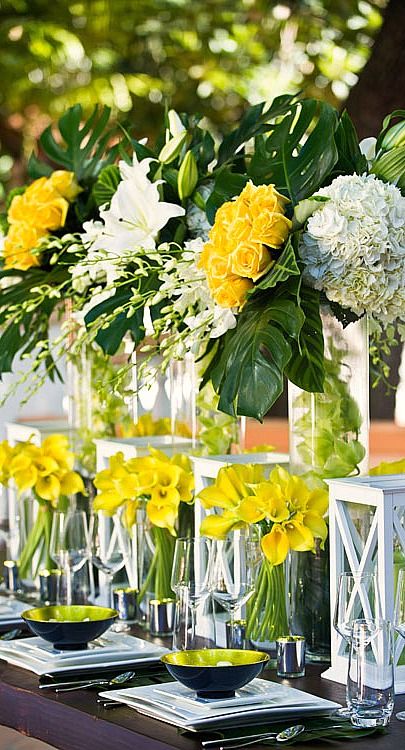 beautiful table.... Beautiful Tablescapes, Dekor Diy, Table Set Up, Yellow Wedding, Deco Floral, Table Arrangements, Arte Floral, Floral Centerpieces, Flower Centerpieces