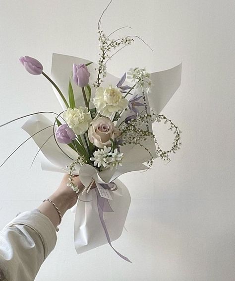 Grad Flowers Bouquet, Grad Bouquet, Single Flower Bouquet, Diy Bouquet Wrap, Fancy Flowers, Flower Bouquet Diy, Boquette Flowers, Flower Vase Arrangements, Flower Boutique