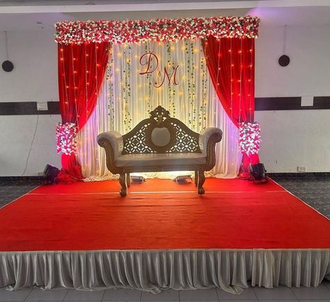 Simple Wedding Background Decoration, Marriage Stage Decoration Indian, Function Stage Decoration, Wedding Stage Design Backdrop Ideas, Mrg Decoration, Haldi Decorations, Diy Engagement Decorations, Door Flower Decoration, Stage Decoration Photos