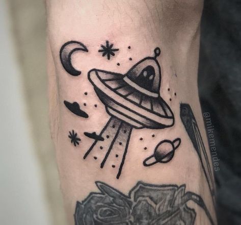 Old School Alien Tattoo, Traditional Space Tattoo, Traditional Tattoo Ufo, Space Arm Tattoo, Filler Tattoo Ideas Gap, Spaceship Tattoo, Gap Filler Tattoo, Traditional Black Tattoo, Ufo Tattoo