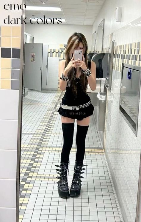 Goth Outfits Y2k, Mall Emo Outfits, Pretty Goth Aesthetic, Pretty Outfits Y2k, Emo Looks Outfits, Goth Cute Outfits, Y2k Mall Goth Outfits, Alternative Goth Outfits, Emo Cute Outfits