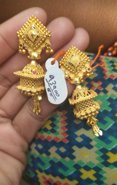 Kan Ke Jhumke Gold, Gold Earrings Designs For Wedding, Latest Gold Earrings Designs, Latest Gold Earrings, Gold Earing, Temple Jewellery Earrings, Gold Jhumka, Unique Gold Jewelry Designs, Gold Jewels Design