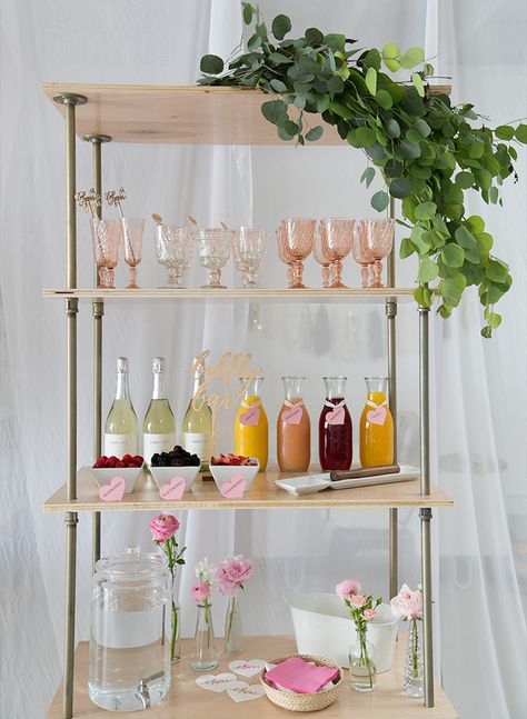 15 Dreamy Details to Convince You to Have a Brunch Wedding Macaron Bar, Brunch Wedding Food, Brunch Essentials, Brunch Decor, Baby Shower Drinks, Bubbly Bar, Boozy Brunch, Spring Bridal Shower, Bridal Shower Food