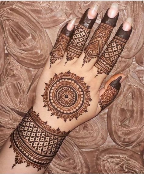 Ghevar Mehendi Designs, Mandela Mehandi Art, Mandela Mehandi Designs For Hands Simple, Mehndi Designs Mandalas, Ghevar Mehndi Designs, Mahindi Desine, Simple Mehandi Desine, Simple Hand Mehndi, Mandala Mehendi Designs