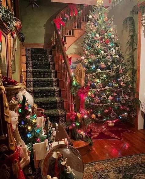 Decorating idea 💡 love this old fashion comfy decorating! Vintage 2000s Christmas, Magic Kids, Christmas Decor Idea, Christmas Nostalgia, Retro Christmas Decorations, Christmas Apartment, Cozy Christmas Decor, Christmas Themes Decorations, Christmas Interiors