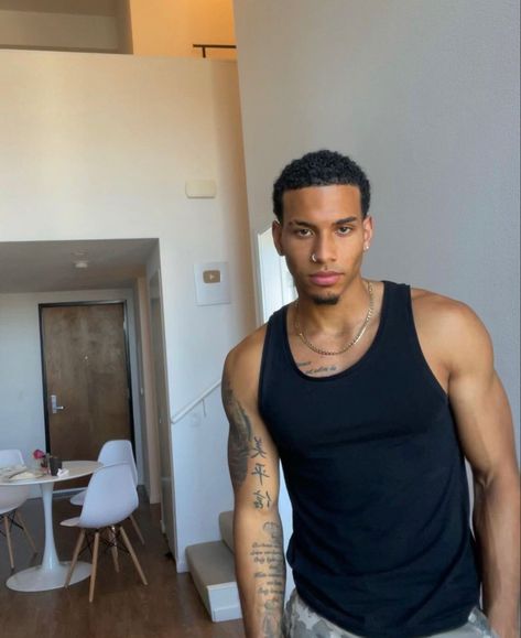 Taper Fade Curly Hair, Guys Grooming, Mixed Guys, Light Skin Men, Gym Guys, Aesthetic Outfits Men, Boys With Curly Hair, Male Fitness Models, Men's Muscle