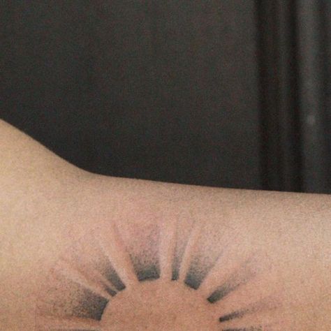 Ray Of Light Tattoo, Sun Shading Tattoo, Sun On Knee Tattoo, Rays Of Light Tattoo, Light Rays Tattoo, Tattoo Sun Rays, Half A Sun Tattoo, Sun With Rays Tattoo, Sunray Tattoo