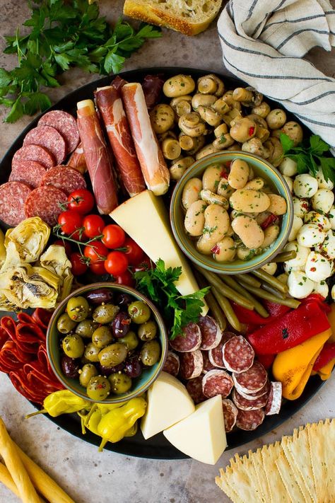 This antipasto platter is a combination of Italian meats, cheeses, vegetables and breads, all arranged to create a fabulous appetizer display. Italian Antipasto Platter, Lasagna Sides, Italian Charcuterie, Platters Ideas, Graze Boxes, Party Boards, Appetizer Display, Italian Antipasto, No Cook Appetizers