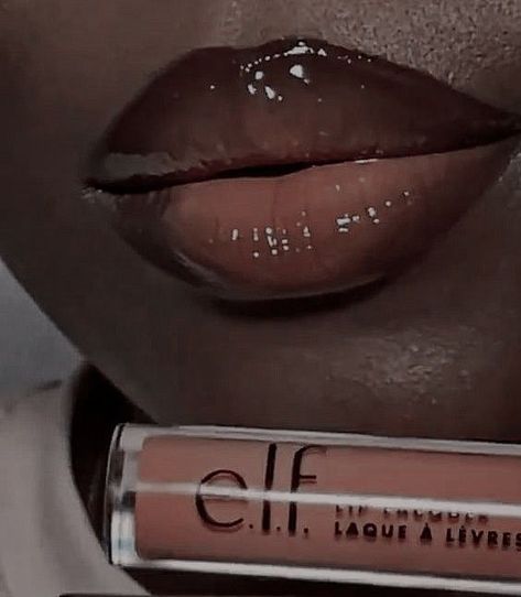 Black Glossy Lips, Brown Ombre Lips, Freaknik Makeup Looks, Pretty Lips Aesthetic, Lip Combo Dark Skin, Dark Lip Liner And Gloss, Baddie Lipstick, Boca Gloss, Lip Gloss Combos