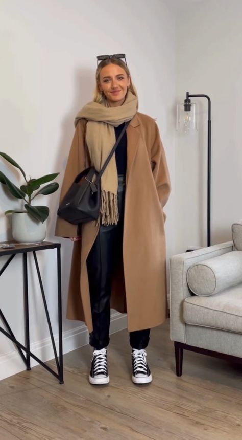 Tapado camel, bufanda chocolate de Blanca, buzo negro, jogger negro, zapas negras Amsterdam Fits Winter, Colombia Winter Outfits, Winter Mum Outfit, Trendy Mum Outfit, Winter In Madrid Outfit, Mum Fashion 2023, Mum Winter Outfits, Autumn Mum Outfits, Fall Amsterdam Outfits