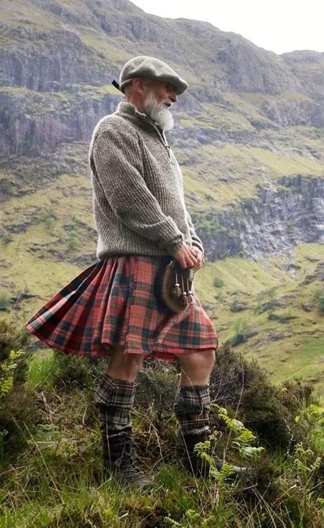 Scottish Highlanders Men, Modern Kilt Outfit, Scottish Mens Fashion, Irish Kilts Men, Scotland Highlands Outfit, Casual Kilt Outfit Men, Kilt Outfit Men, Kilt Men Fashion, Kilt Men